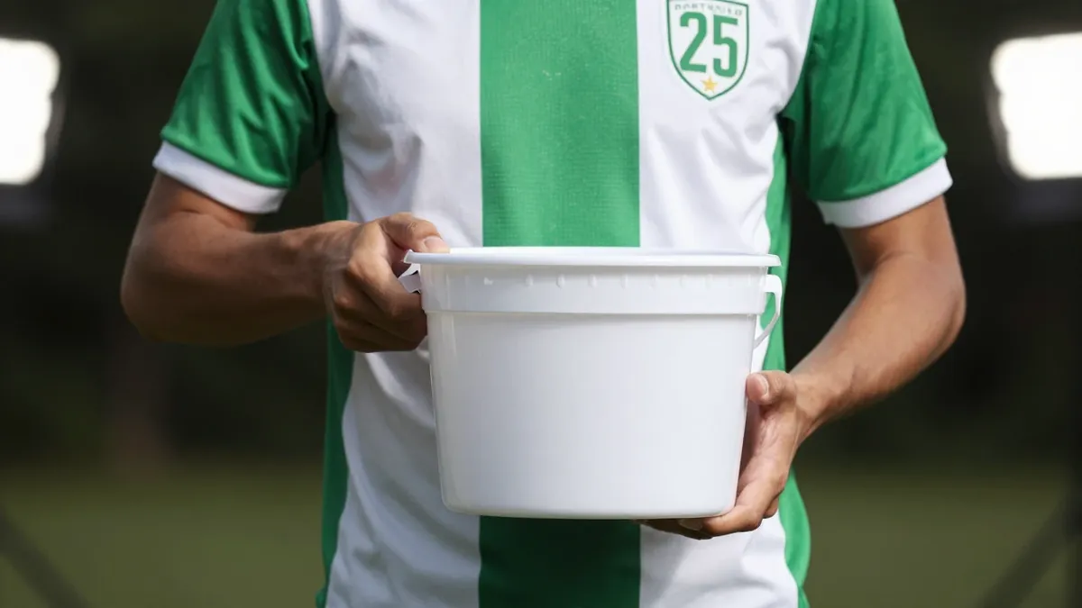 Comedian Tam Cowan is supporting Greenock Morton by raising funds and auctioning a prize